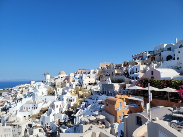 Ngủ nhà hang giá ngàn USD ở đảo thiên đường Santorini