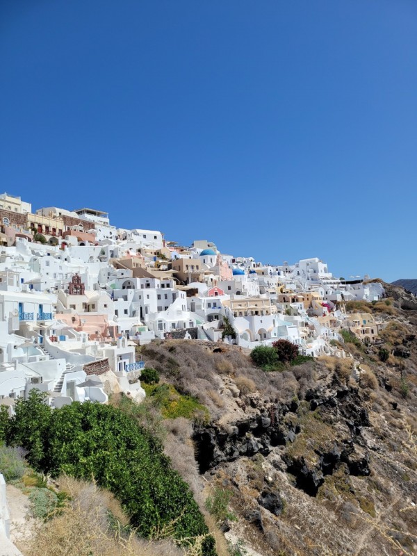 Ngủ nhà hang giá ngàn USD ở đảo thiên đường Santorini