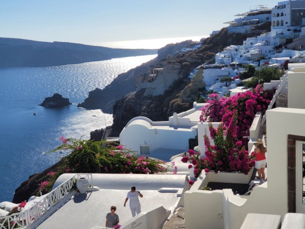 Ngủ nhà hang giá ngàn USD ở đảo thiên đường Santorini