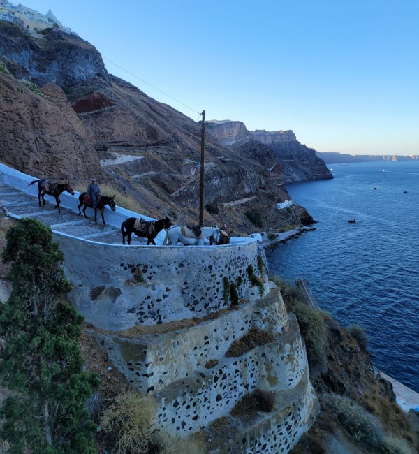 Ngủ nhà hang giá ngàn USD ở đảo thiên đường Santorini