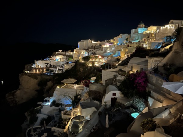 Ngủ nhà hang giá ngàn USD ở đảo thiên đường Santorini