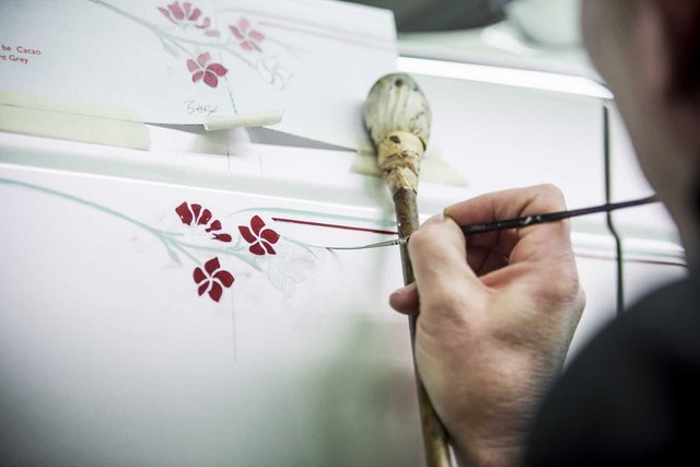 Người duy nhất vẽ đường kẻ trên Rolls-Royce, mất 5 năm luyện tập để nhận mức lương 6 con số - Ảnh 2.