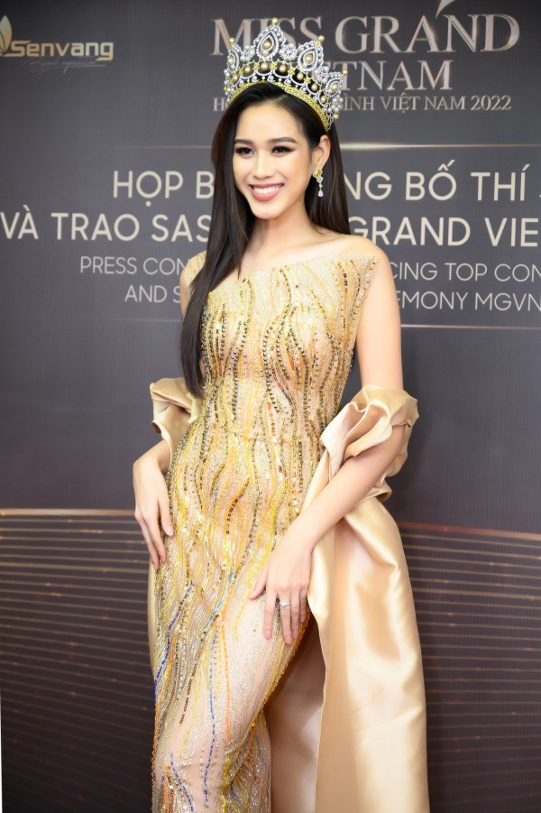 Thảm đỏ Miss Grand Vietnam 2022: Thùy Tiên nổi bật cùng các hoa hậu và dàn thí sinh