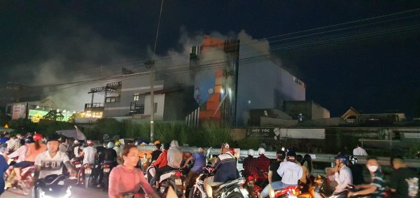 Cháy quán karaoke ở Đồng Nai, Cảnh sát PCCC đang đập tường để vào trong