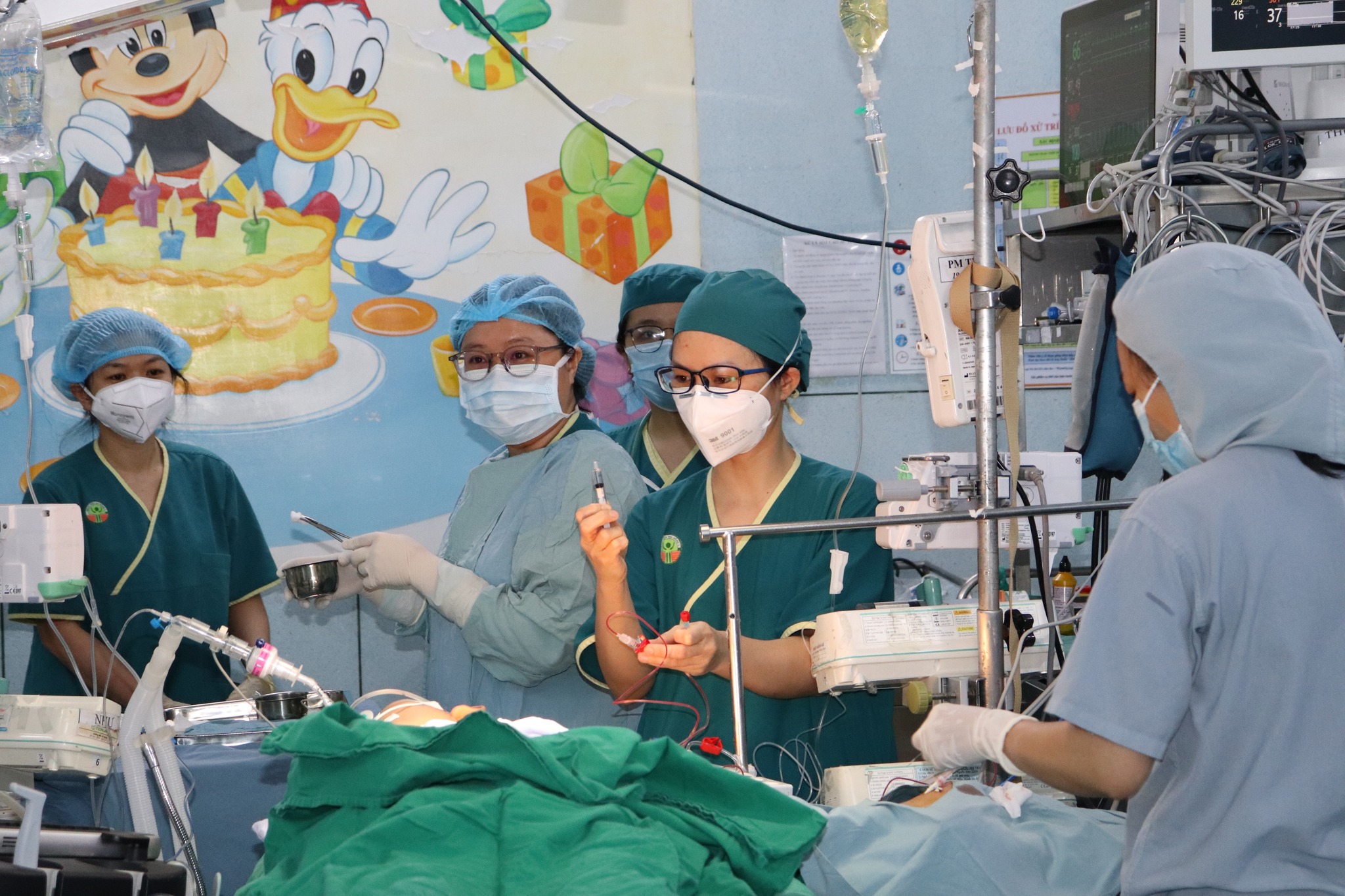 Ghép thận từ người cho chết não cứu bé trai 15 tuổi