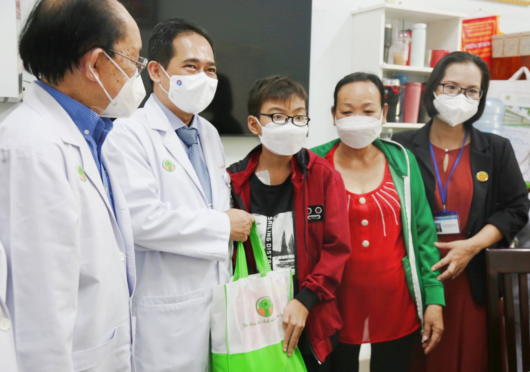 Ghép thận từ người cho chết não cứu bé trai 15 tuổi