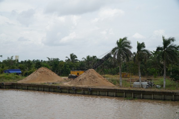 Ngang nhiên lên xuống vật liệu trái phép trong vùng nước an toàn của phà Đình Khao