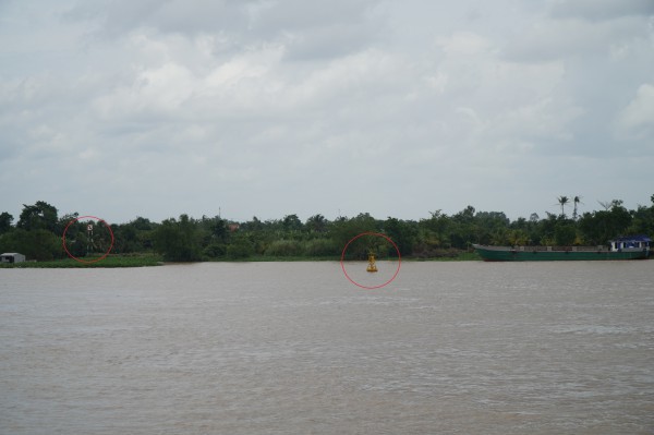 Ngang nhiên lên xuống vật liệu trái phép trong vùng nước an toàn của phà Đình Khao