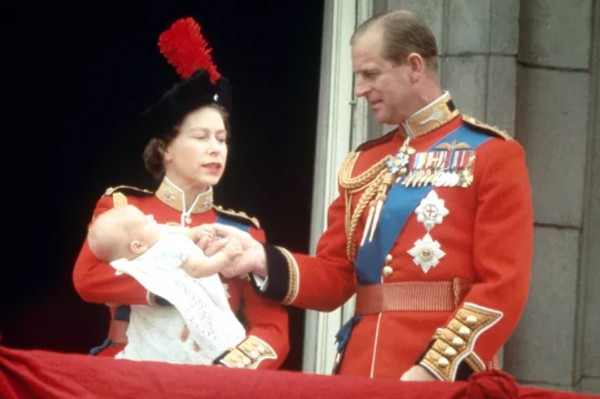 Những khoảnh khắc đời thường của Nữ hoàng Elizabeth II và gia đình