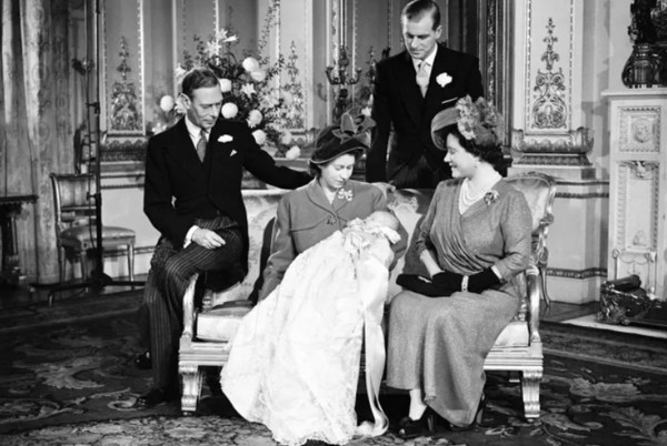 Những khoảnh khắc đời thường của Nữ hoàng Elizabeth II và gia đình