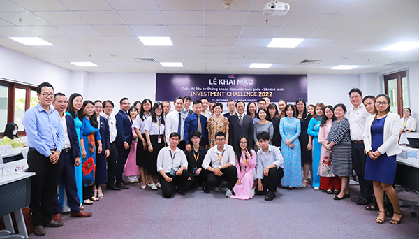 hon-1-800-thi-sinh-tham-gia-cuoc-thi-dau-tu-chung-khoan-cho-sinh-vien-toan-quoc-lan-thu-nhat