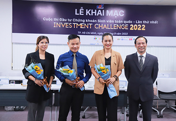 hon-1-800-thi-sinh-tham-gia-cuoc-thi-dau-tu-chung-khoan-cho-sinh-vien-toan-quoc-lan-thu-nhathon-1-800-thi-sinh-tham-gia-cuoc-thi-dau-tu-chung-khoan-cho-sinh-vien-toan-quoc-lan-thu-nhat