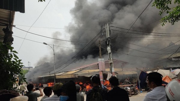Hưng Yên: Chợ Ngọc Lịch bốc cháy dữ dội