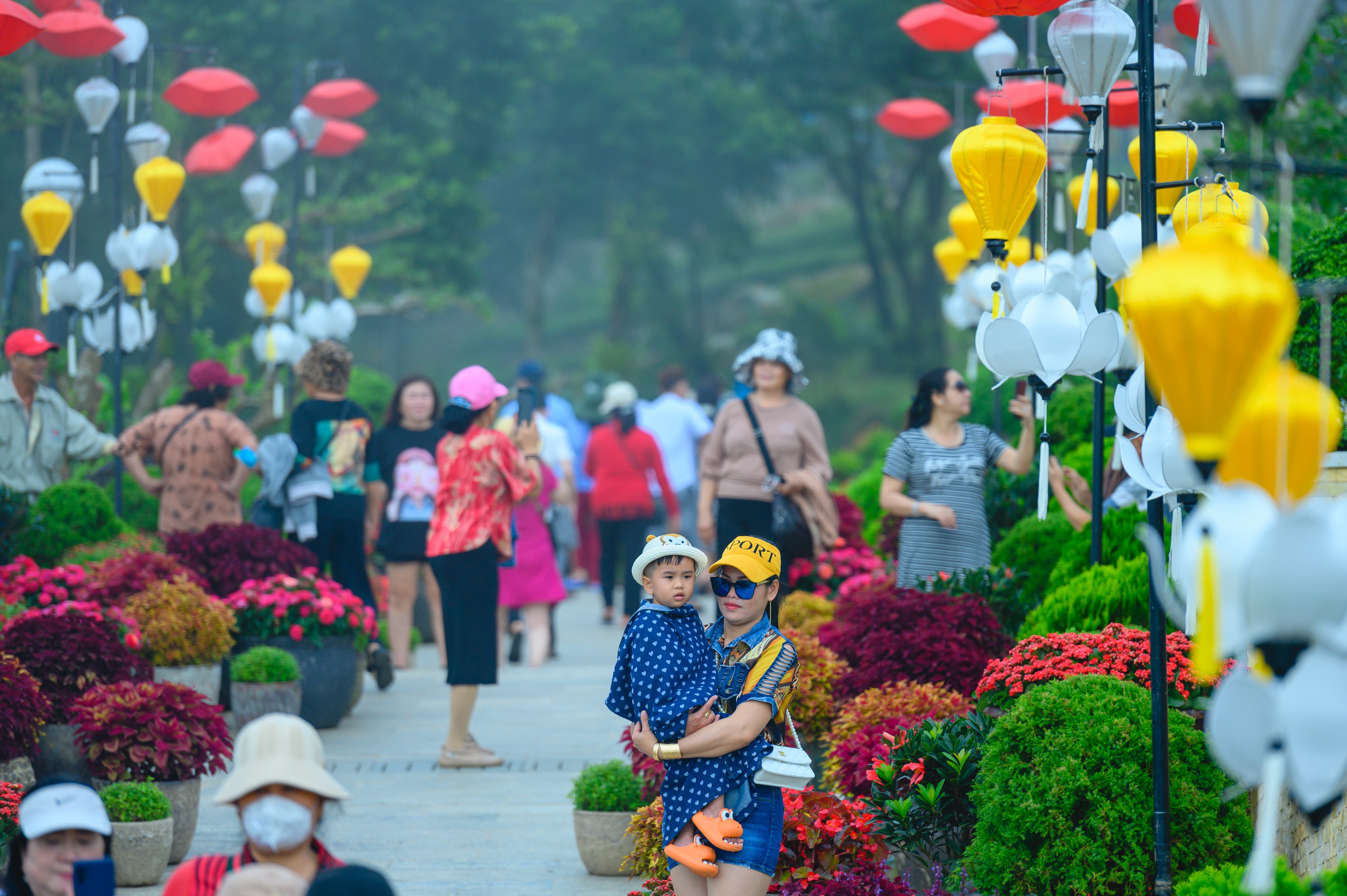 Núi Bà Đen thu hút hàng chục nghìn khách du lịch dịp Trung thu