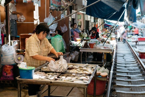 Việt Nam xóa bỏ cà phê đường tàu, Thái Lan duy trì chợ đường ray hút khách