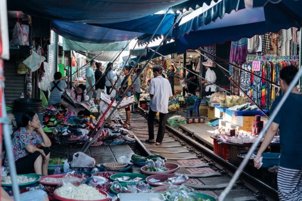 Việt Nam xóa bỏ cà phê đường tàu, Thái Lan duy trì chợ đường ray hút khách