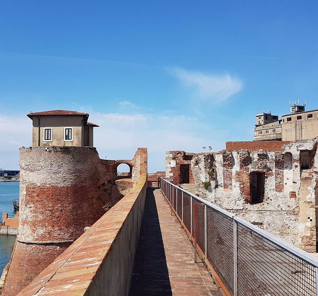 Thành phố mang tiếng "dị biệt" vùng Tuscany, e ấp ẩn mình giữa Florence và Pisa danh tiếng - Ảnh 7.