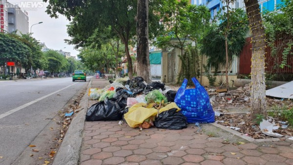 Công nhân vệ sinh môi trường bỏ việc, đường phố Bắc Ninh rác thải ùn ứ, bốc mùi hôi thối