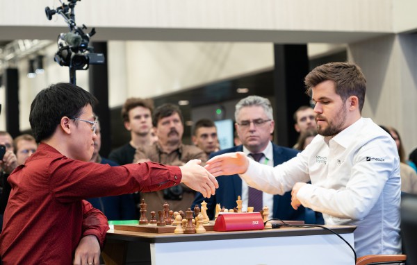 Lê Quang Liêm thất thủ trước vua cờ Carlsen ở Generation Cup Lê Quang Liêm thất thủ trước vua cờ Carlsen ở Generation Cup