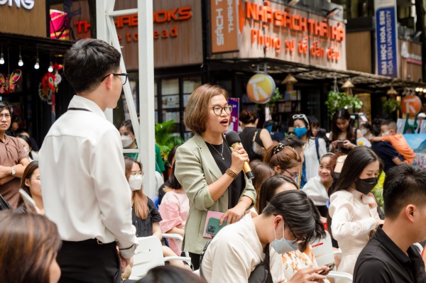 Với ‘Sống như trái dứa’, MC Thanh Mai và MC Thiên Phong nhìn cuộc đời nhẹ nhàng