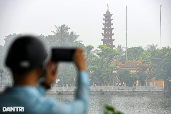 Cảnh báo Hà Nội ô nhiễm không khí, nhiều tòa nhà biến mất trong sương mù