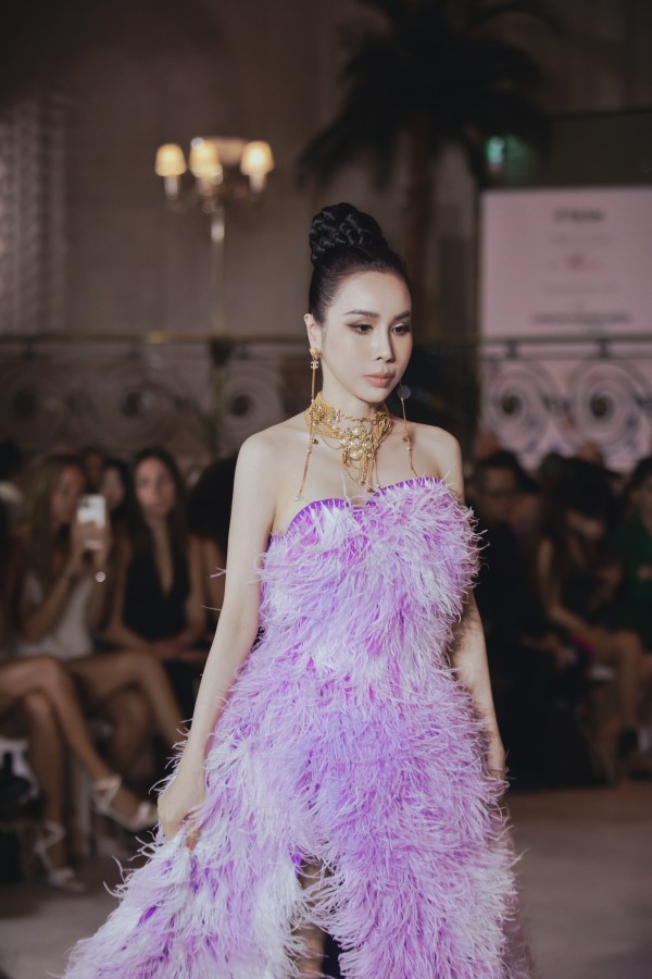 Hoa hậu Hoàng Dung tỏa sáng trên sàn diễn London Fashion Week Spring Summer 2023