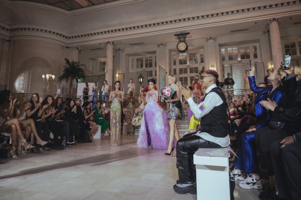 Hoa hậu Hoàng Dung tỏa sáng trên sàn diễn London Fashion Week Spring Summer 2023