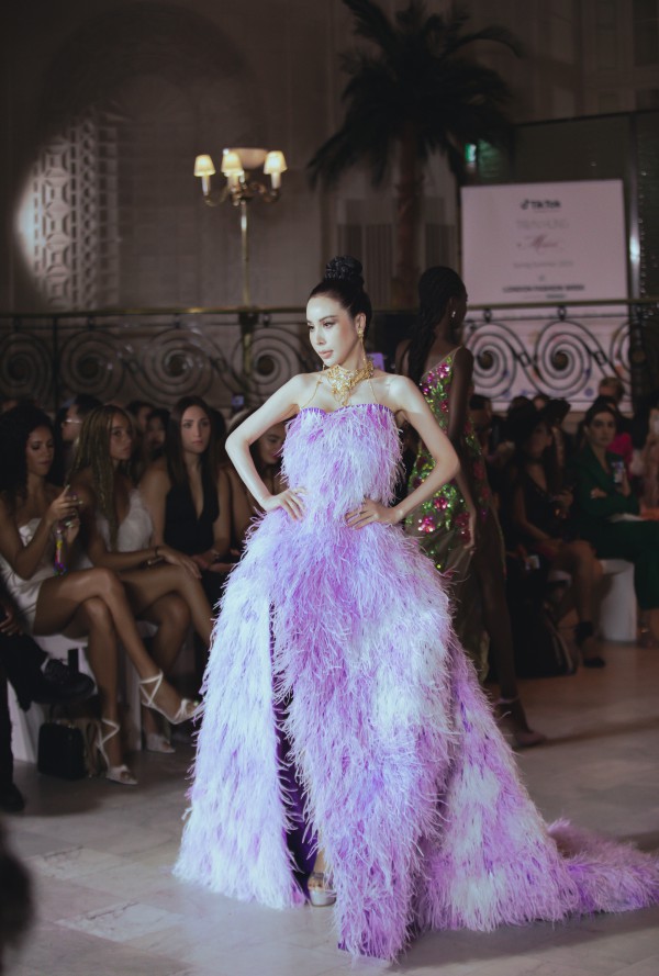 Hoa hậu Hoàng Dung tỏa sáng trên sàn diễn London Fashion Week Spring Summer 2023