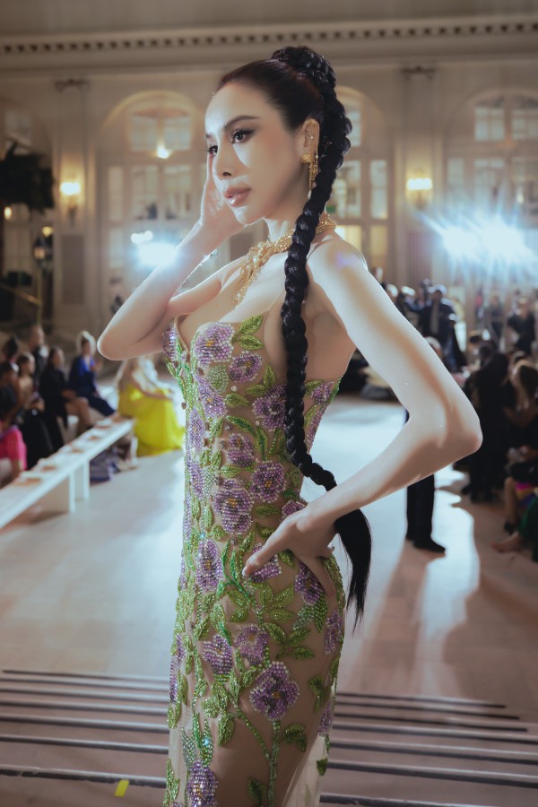 Hoa hậu Hoàng Dung tỏa sáng trên sàn diễn London Fashion Week Spring Summer 2023