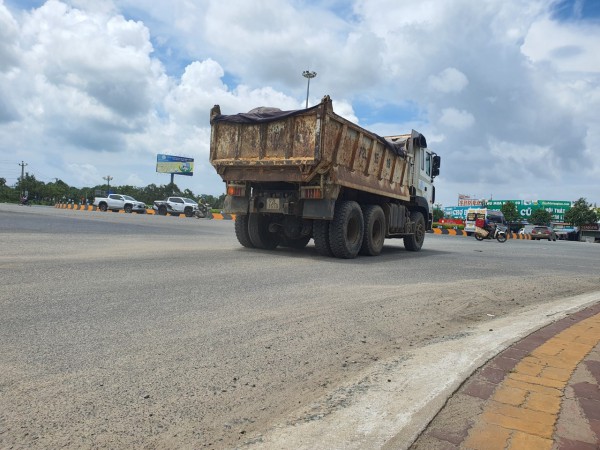 Bắt quả tang vụ khai thác cát trái phép ngay cửa ngõ TP.Vũng Tàu