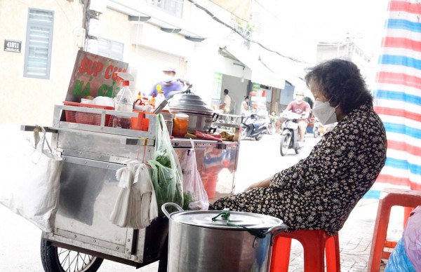 Xe há cảo, súp cua 20 năm của hai cụ bà: Khách vui vẻ tự phục vụ