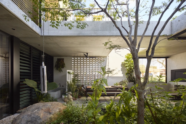 Sống mãi không chán trong ngôi nhà được khoét sân vườn ở giữa, đơn giản mà thoáng đãng khỏi chê - Ảnh 5. Sống mãi không chán trong ngôi nhà được khoét sân vườn ở giữa, đơn giản mà thoáng đãng khỏi chê - Ảnh 5.