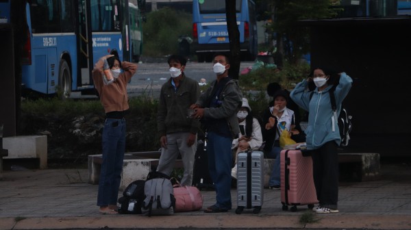 Sốt ruột, hơn 5 giờ sáng, tân sinh viên đã đến trường làm thủ tục nhập học