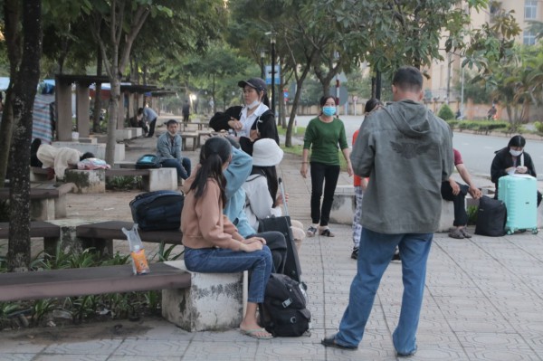 Sốt ruột, hơn 5 giờ sáng, tân sinh viên đã đến trường làm thủ tục nhập học