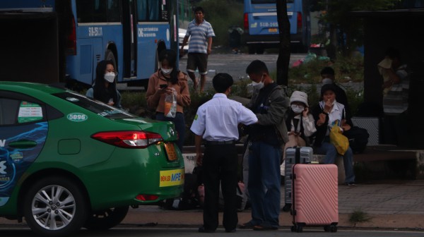 Sốt ruột, hơn 5 giờ sáng, tân sinh viên đã đến trường làm thủ tục nhập học