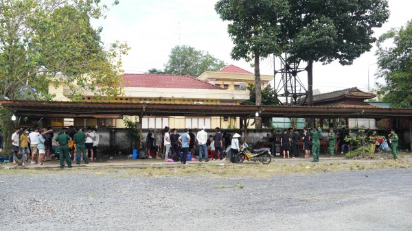 92 người Việt ở Campuchia về nước: Bật khóc nức nở khi đặt chân tới cửa khẩu