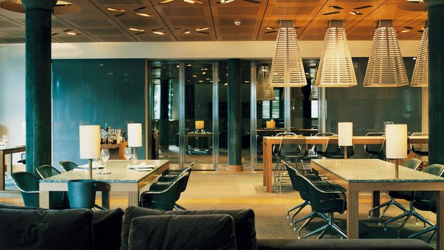 Độc đáo khách sạn hiện đại trên núi của 'ngôi làng cổ tích' ở Thụy Sĩ   - Ảnh 5.