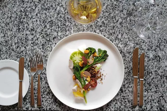 Độc đáo khách sạn hiện đại trên núi của 'ngôi làng cổ tích' ở Thụy Sĩ   - Ảnh 6.