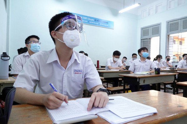 Gần trăm tuổi, trường chuyên TP.HCM thay đồng phục mới