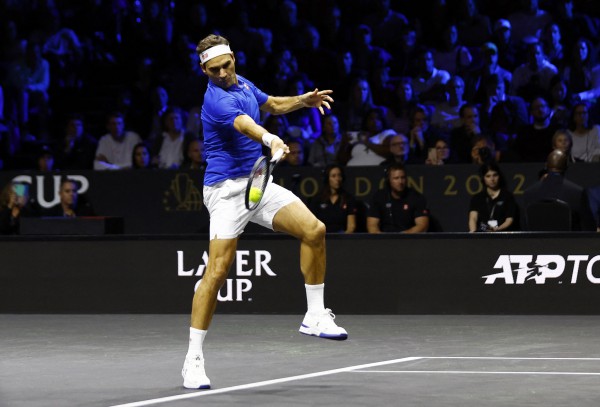 Giọt nước mắt chia tay làng banh nỉ của huyền thoại Roger Federer