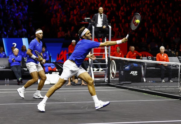 Giọt nước mắt chia tay làng banh nỉ của huyền thoại Roger Federer