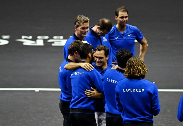 Giọt nước mắt chia tay làng banh nỉ của huyền thoại Roger Federer