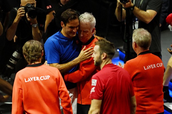 Giọt nước mắt chia tay làng banh nỉ của huyền thoại Roger Federer