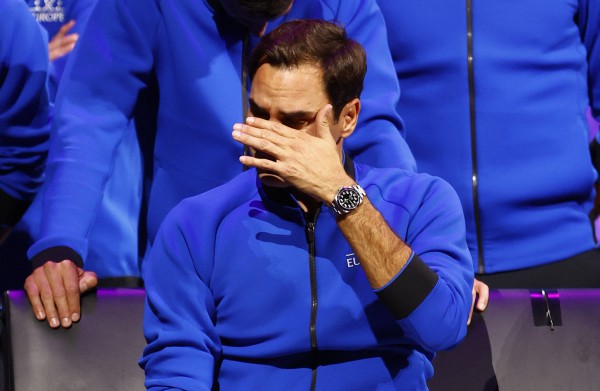 Giọt nước mắt chia tay làng banh nỉ của huyền thoại Roger Federer