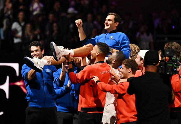 Giọt nước mắt chia tay làng banh nỉ của huyền thoại Roger Federer