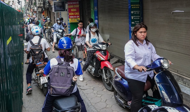 Hà Nội: &quot;Lô cốt&quot; án ngữ giữa đường khiến người dân khổ sở di chuyển - Ảnh 6.