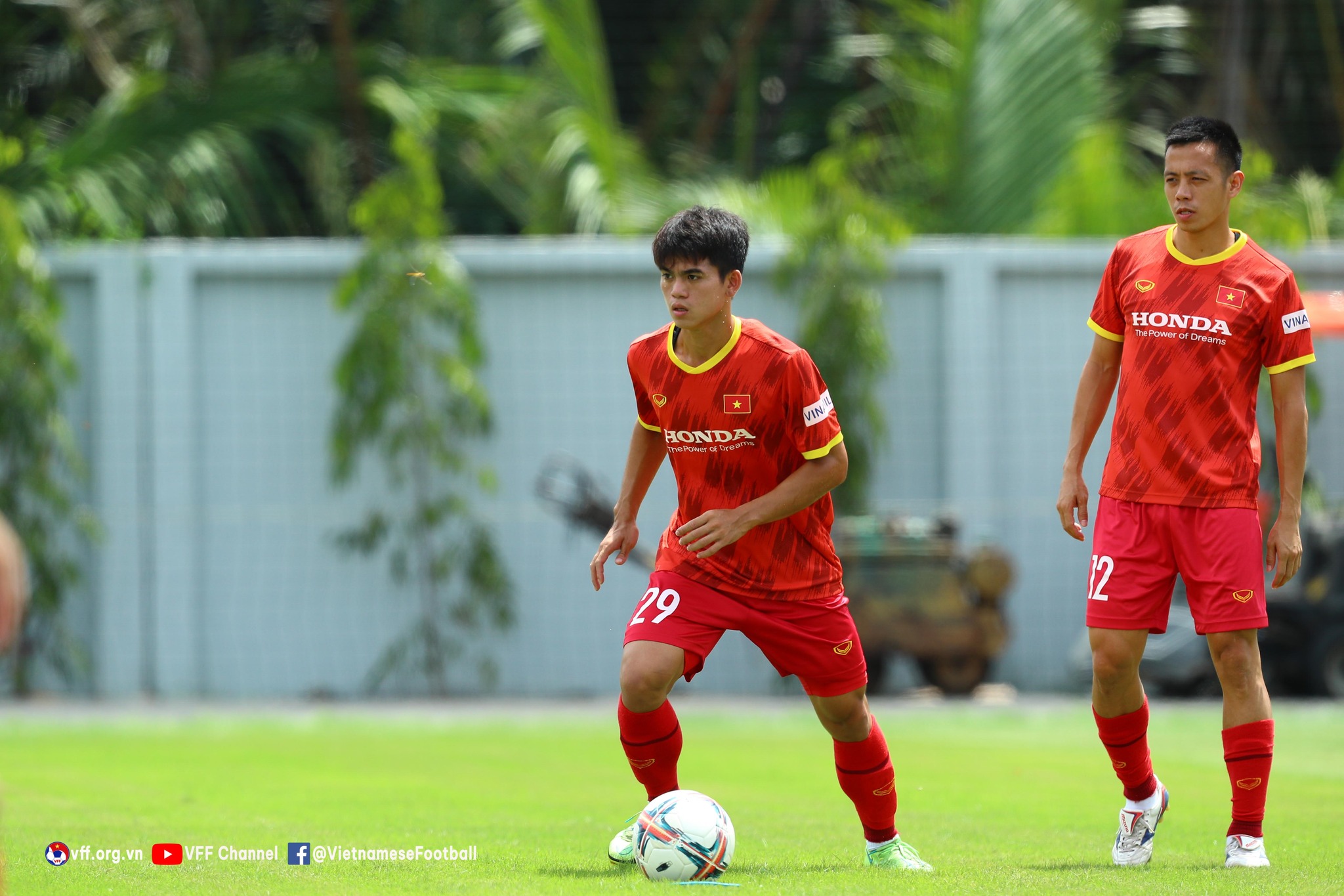 ĐT Việt Nam tích cực tập luyện dù thời tiết không thuận lợi