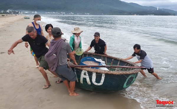 Ảnh: Hải sản tươi rói ở chợ bên bờ biển Đà Nẵng lúc bình minh