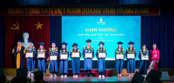 Doanh nghiệp tuyển dụng sinh viên ngay tại lễ tốt nghiệp