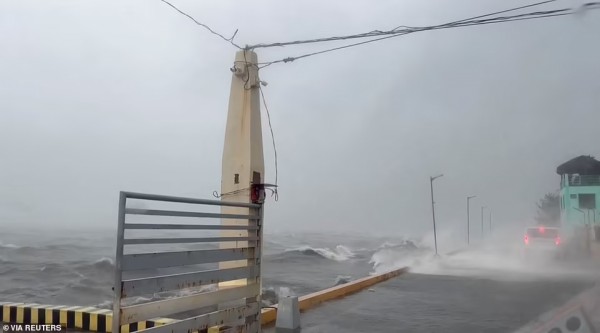 Siêu bão Noru đổ bộ Philippines, hàng nghìn người dân phải sơ tán